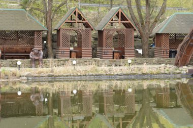 Bahar parkının arka sokağı.