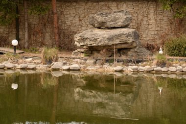 Göletin üzerine park et.