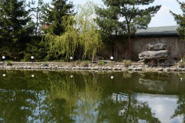 Göletin üzerine park et.