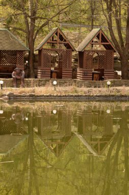 Bahar parkının arka sokağı.