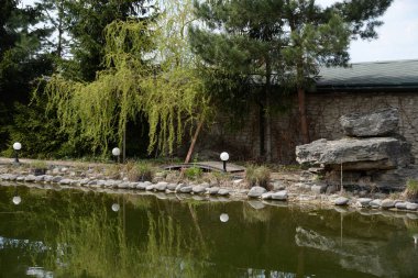 Göletin üzerine park et.