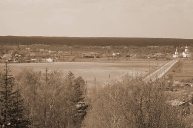 Ukrayna köyündeki Castle Hill ahşap evinin genel manzarası. Eski ahşap kilise. St. Vaftizci Yahya Kilisesi. Kenar mahallelerdeki kilise.  