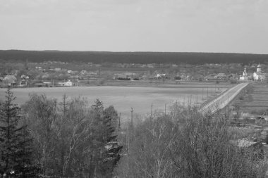 Ukrayna köyündeki Castle Hill ahşap evinin genel manzarası. Eski ahşap kilise. St. Vaftizci Yahya Kilisesi. Kenar mahallelerdeki kilise.  