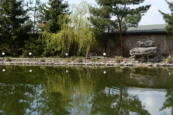 Göletin üzerine park et.