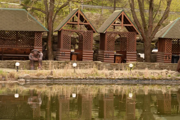Göletin üzerine park et.