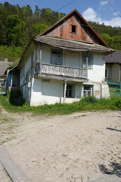 Ξύλινο Σπίτι Στην Ουκρανική Χωριό Παλιά Πολυκατοικία — Φωτογραφία Αρχείου