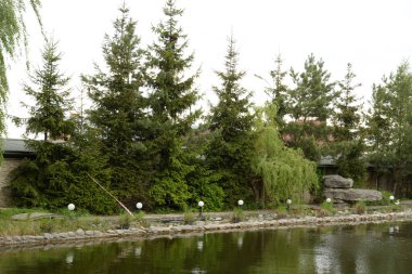 Göletin üzerine park et.