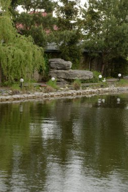 Göletin üzerine park et.