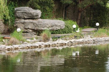 Göletin üzerine park et.