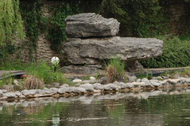 Göletin üzerine park et.