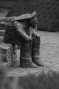  Yaşlı bir adamın heykeli.