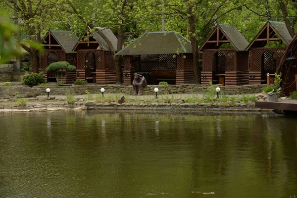 Bahar parkının arka sokağı.