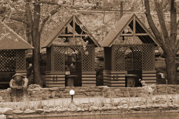 Bahar parkının arka sokağı.