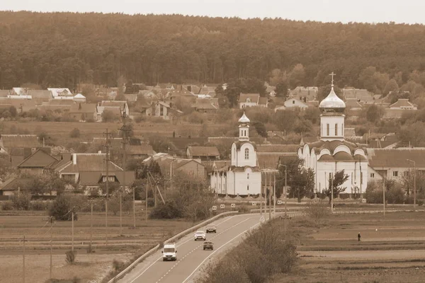 乌克兰人村庄中的木制房屋 古木制教堂 约翰浸信会教堂外围的教堂郊区的教堂 — 图库照片