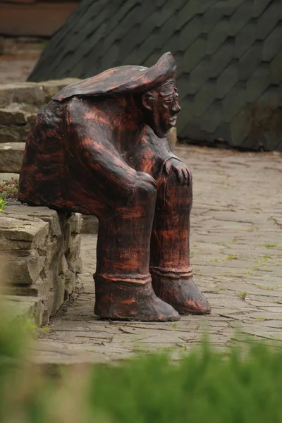  Yaşlı bir adamın heykeli.