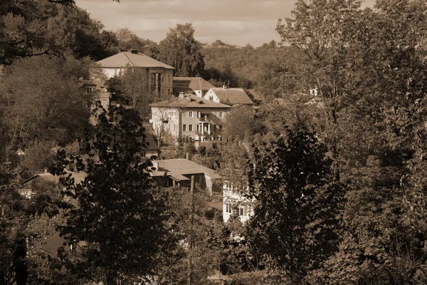  Pencereden şehre olan manzara.