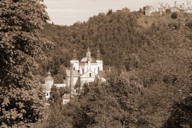 Kilise ve kale duvarları. Şekil değiştirme katedrali.