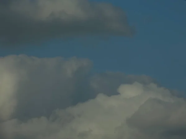 Weiße Kumuluswolke Himmel — Stockfoto