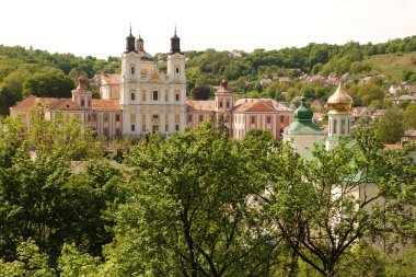 Eski şehrin tarihi kısmı. Eski kasaba, merkez cadde. Dönüşüm Katedrali. Nicholas Katedrali (Fransisken Manastırı)