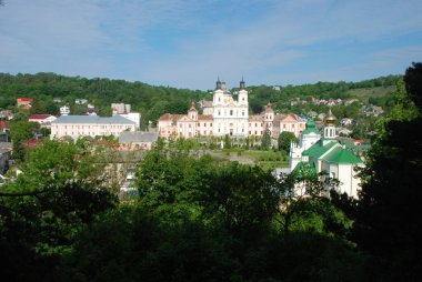 Eski şehrin tarihi kısmı. Eski kasaba, merkez cadde. Dönüşüm Katedrali. Nicholas Katedrali (Fransisken Manastırı)