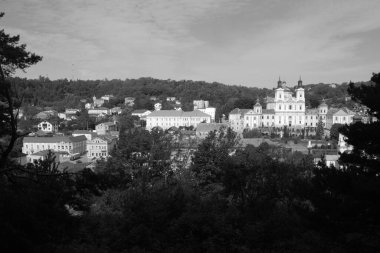 Eski şehrin tarihi kısmı. Eski kasaba, merkez cadde. Dönüşüm Katedrali. Nicholas Katedrali (Fransisken Manastırı)