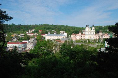 Eski şehrin tarihi kısmı. Eski kasaba, merkez cadde. Dönüşüm Katedrali. Nicholas Katedrali (Fransisken Manastırı)