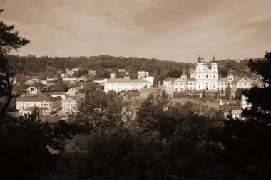Eski şehrin tarihi kısmı. Eski kasaba, merkez cadde. Dönüşüm Katedrali. Nicholas Katedrali (Fransisken Manastırı)
