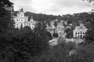 Eski şehrin tarihi kısmı. Eski kasaba, merkez cadde. Dönüşüm Katedrali. Central Park 'taki kilise.