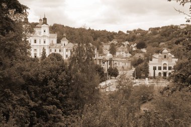 Eski şehrin tarihi kısmı. Eski kasaba, merkez cadde. Dönüşüm Katedrali. Central Park 'taki kilise.