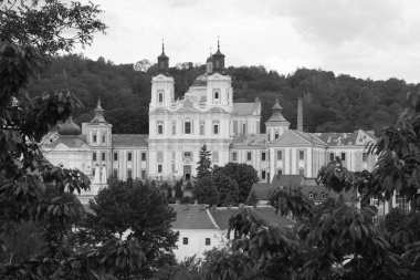 Eski şehrin tarihi kısmı. Eski kasaba, merkez cadde. Dönüşüm Katedrali..