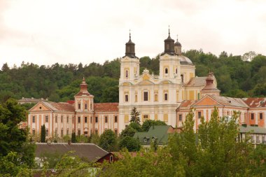Eski şehrin tarihi kısmı. Eski kasaba, merkez cadde. Dönüşüm Katedrali.