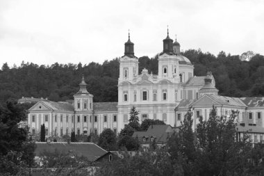 Eski şehrin tarihi kısmı. Eski kasaba, merkez cadde. Dönüşüm Katedrali.
