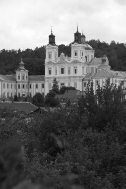 Eski şehrin tarihi kısmı. Eski kasaba, merkez cadde. Dönüşüm Katedrali.