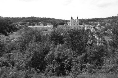 Eski şehrin tarihi kısmı. Eski kasaba, merkez cadde. Dönüşüm Katedrali.