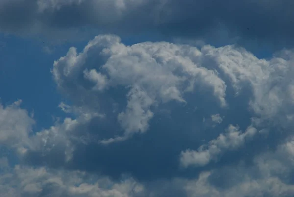 Weiße Kumuluswolke Himmel — Stockfoto