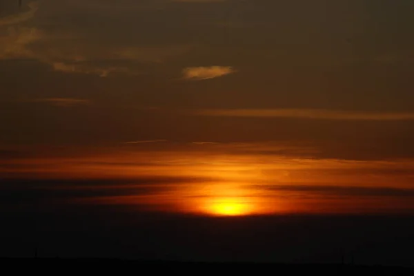 Zonsondergang Aan Avondhemel Avonds Bewolkte Lucht Algemeen Uitzicht — Stockfoto