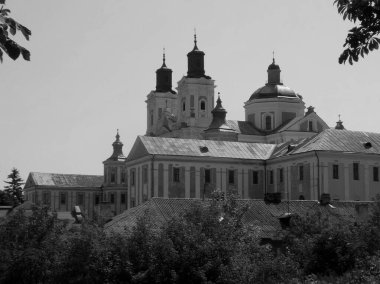 Eski şehrin tarihi kısmı. Eski kasaba, merkez cadde. Dönüşüm Katedrali.          
