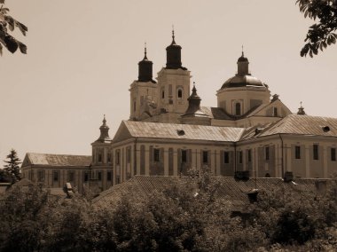 Eski şehrin tarihi kısmı. Eski kasaba, merkez cadde. Dönüşüm Katedrali.          