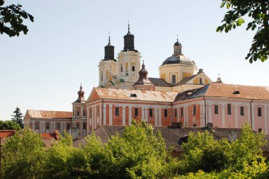Eski şehrin tarihi kısmı. Eski kasaba, merkez cadde. Dönüşüm Katedrali.