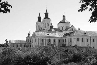 Eski şehrin tarihi kısmı. Eski kasaba, merkez cadde. Dönüşüm Katedrali.