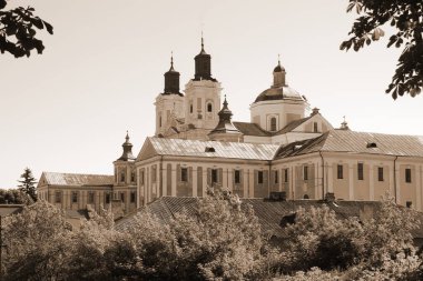 Eski şehrin tarihi kısmı. Eski kasaba, merkez cadde. Dönüşüm Katedrali.