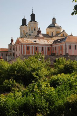 Eski şehrin tarihi kısmı. Eski kasaba, merkez cadde. Dönüşüm Katedrali.