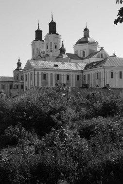 Eski şehrin tarihi kısmı. Eski kasaba, merkez cadde. Dönüşüm Katedrali.