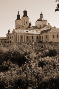 Eski şehrin tarihi kısmı. Eski kasaba, merkez cadde. Dönüşüm Katedrali.