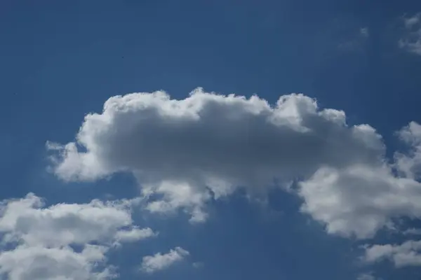 天空中的白云积云 — 图库照片