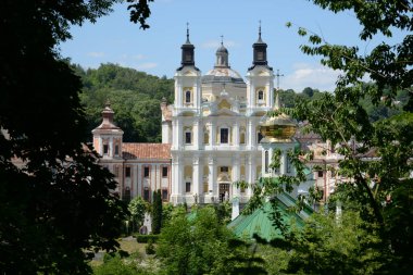 İki tapınak, bir kilise ve bir kilise. Şekil değiştirme katedrali. St. Nicholas Katedrali. Fransisken Manastırı.