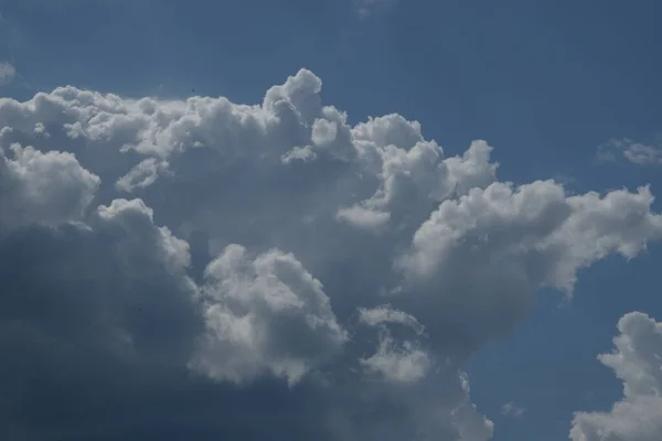 Λευκό Πυκνό Σύννεφο Στον Ουρανό — Φωτογραφία Αρχείου