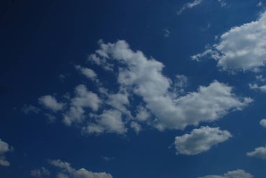 Gökyüzünde beyaz kümülüs bulutu