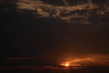 Gün batımı, gün batımı. Güneşin ufukta kayboluşuyla birlikte gelen bir fenomen.