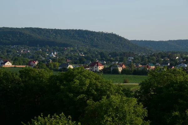 Vista Dalla Finestra Alla Città Casa Legno Nel Villaggio Ucraino — Foto Stock